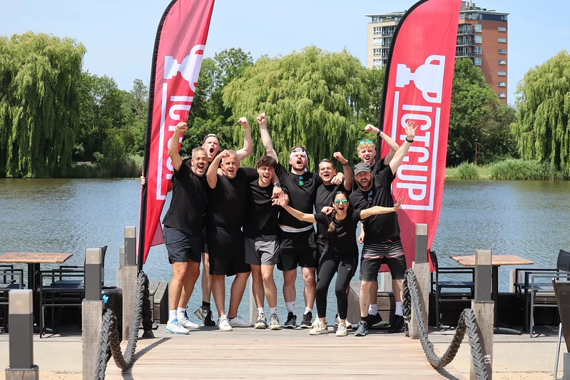 Het PragmatiQ team viert samen een overwinning