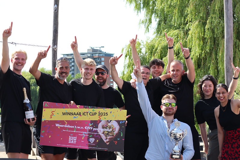 Het PragmatiQ team viert samen een overwinning